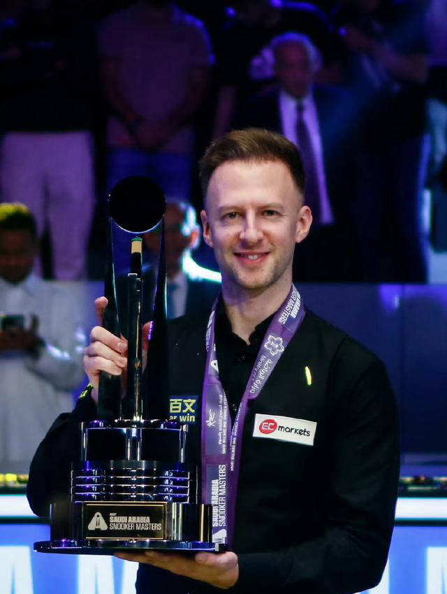 现出更为精 现出更为精